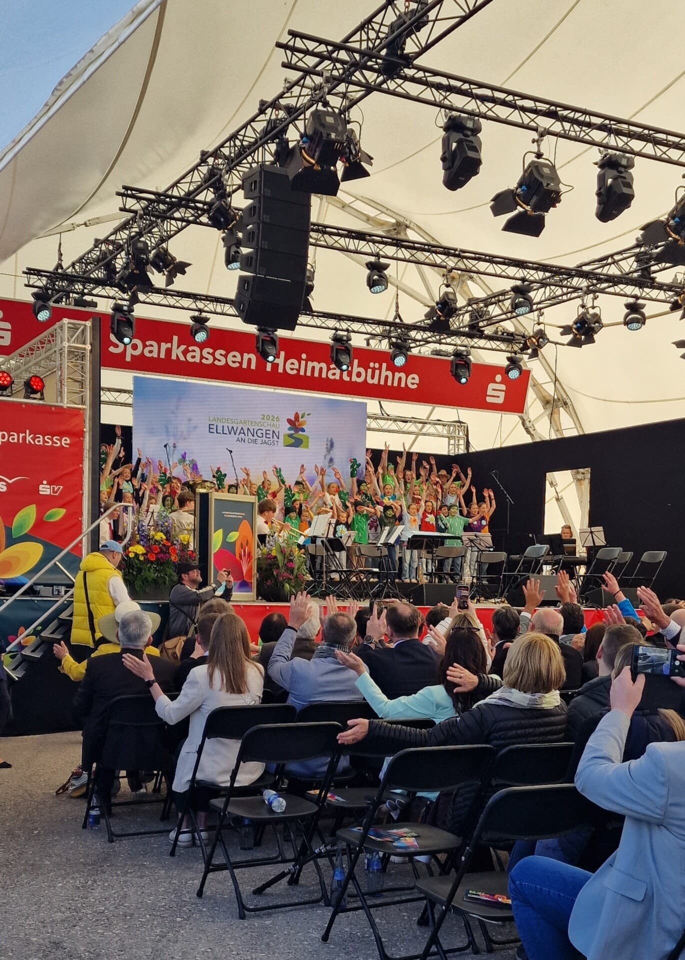 Publikum vor der Sparkassen-Heimatbühne bei der Eröffnung der Landesgartenschau Ellwangen