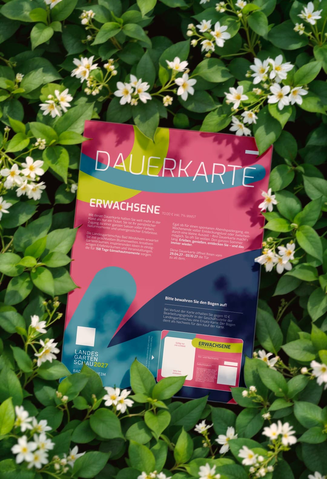 Flyer „Dauerkarte Erwachsene“ liegt auf blühendem Grün