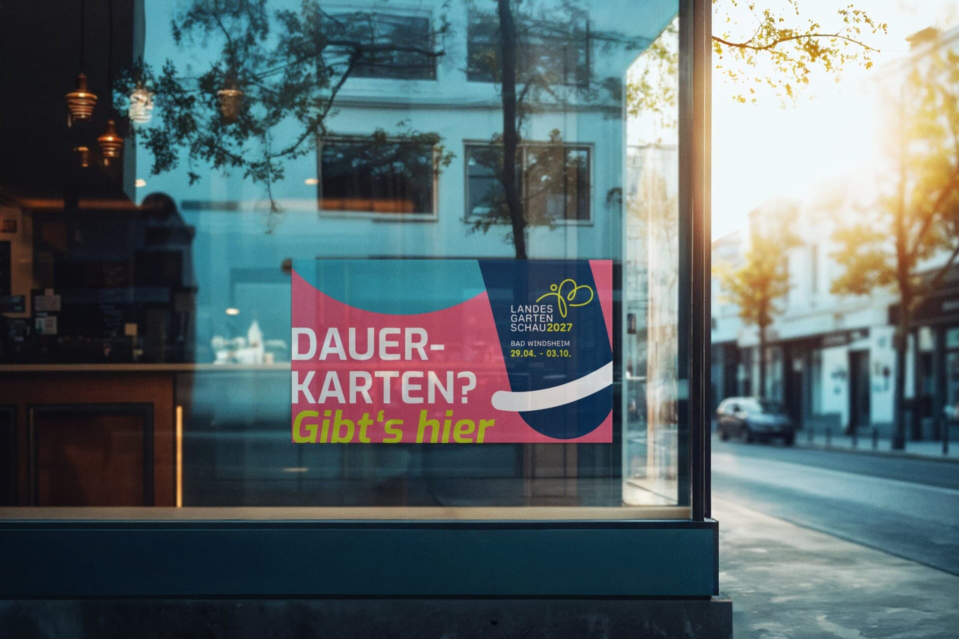 Plakat „Dauerkarten? Gibt’s hier“ in einem Schaufenster an einer Straße