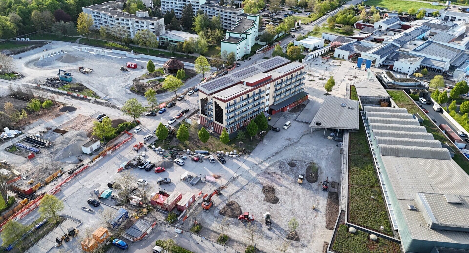 Luftbild der Baustelle an der Erkenbrechtallee mit Baumaschinen, Stellflächen und angrenzendem Hotel
