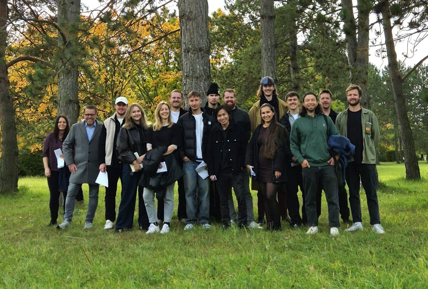 Gruppenfoto der Architekturstudierenden auf einer Wiese unter herbstlichen Bäumen