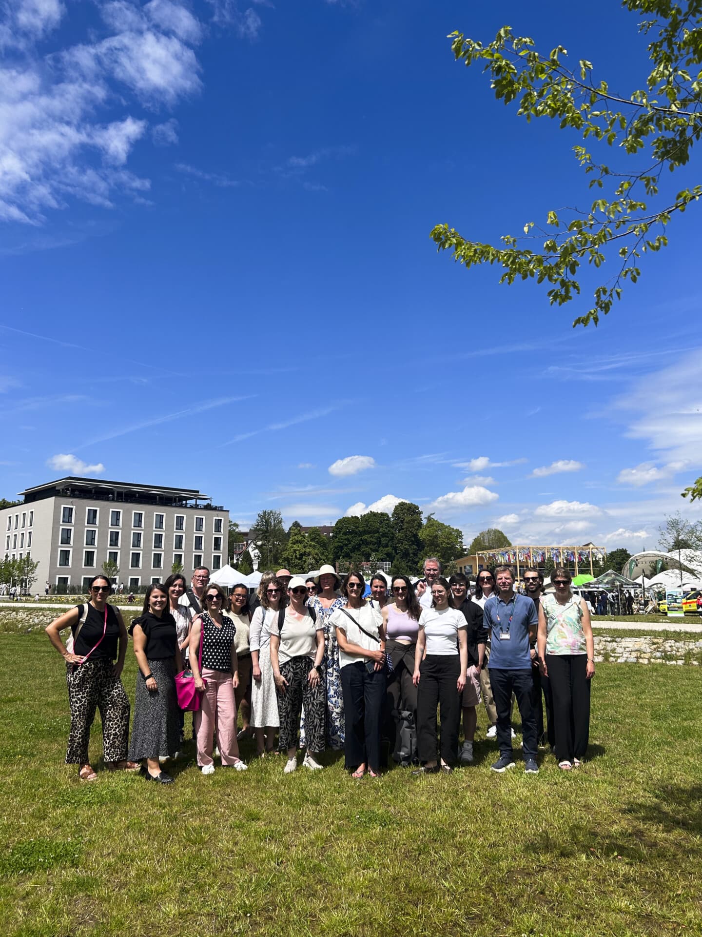 Gruppenfoto des Teams auf einer Wiese der Landesgartenschau Ellwangen bei blauem Himmel